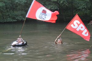 Jan und Adrien beim schwenken der Fahnen beim Odersbach Camp, Sommer 2014