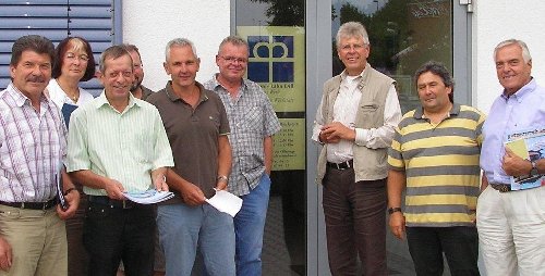 Werkstattleiter Harald Th&ouml;ne und Herrmann Gobrecht mit der SPD-Delegation vor der StephanusWerkstatt in Weilburg