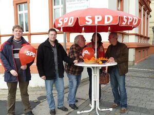 Viele interessante Gespräche gab es beim Infostand der SPD in Weilburg vor dem Rathaus