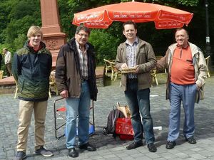Aktiv und hoch motiviert: MdL Tobias Eckert (3. von links) am Infostand der Weilburger SPD