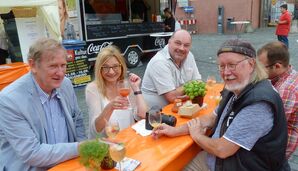 Weilburg zeigt sich von seiner besten Seite. Sonnenschein, ein voller Marktplatz, viele Menschen und fröhliche Besucher