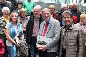 Hans Joachim Schabedoth im Gespräch mit Bruno Götz und Vertretern der Delegation aus Weilburg