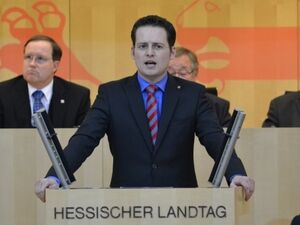 Tobias Eckert am Rednerpult des Hessischen Landtags