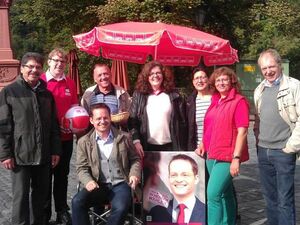 Tobias Eckert (sitzend) hat einen engagierten Wahlkampf geführt und viele Menschen in der Region begeistert