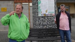 Gerd Mathes (li) zusammen mit Jens Witte vor einer Stele des Geoparks Westerwald-Lahn-Taunus.