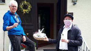 Gratulation mit Abstand: Jan Kramer (r) stößt mit Hartmut Bock auf dessen 70. Geburtstag an