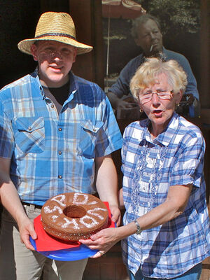 Jan Kramer und Brigitte Gruber freuen sich über 25 Jahre gemeinsame Veranstaltungen von VdK und SPD in Odersbach.