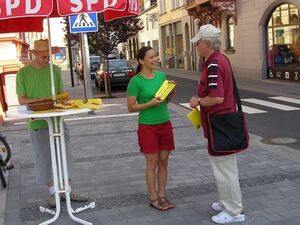 Foto: Sympathisch und engagiert informiert Maja Hartmann die Besucher des Infostandes über ihr Projekt.