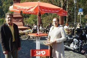 Fragen nach dem richtigen Weg und zur Stadtentwicklung gab es beim SPD-Infostand mit Bruno Götz und Jacqueline Würz