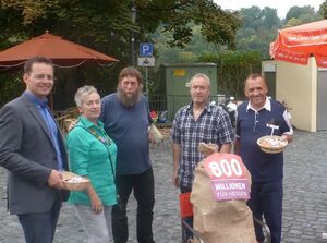 Mit dabei Landtagsabgeordneter Tobias Eckert (li).Hier am Infostand in Weilburg im Gespräch mit Passanten und Besuchern.