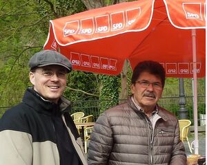 Informationen aus der Weilburger Welt gab es für Jan Kunz (li) aus Brüssel, der in Weilburg unterwegs war.