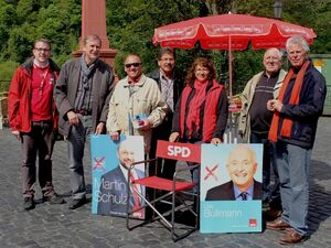 Hans-Joachim Schabedoth (2. von li.) beim Infostand der SPD in Weilburg