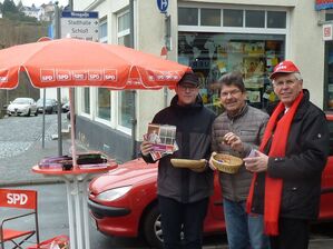 Jan Kramer, Bruno Götz und Hartmut Bock verteilen bunte Ostereier.