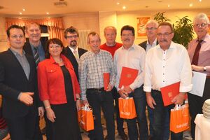 Tobias Eckert und Jacqueline Würz überreichten Ehrennadeln und Urkunden für langjährige Mitgliedschaft