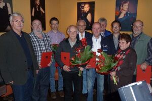 Lob und Anerkennung, Urkunden, Ehrennadeln, Blumen und Wein - das alles gab es für die Jubilare (Namen, siehe unten)