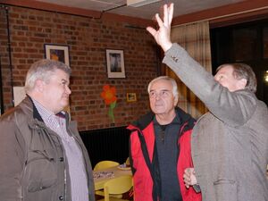 Stadtrat Helmut Büttner (re) erläutert den Sanierungsbedarf. Mit Walter Frank (Mi.) und Bob Tode (li)