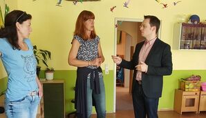 Den stufenweisen Abbau aller Kinderbetreuungsbeiträge. Das will MdLTobias Eckert, hier in Odersbach.