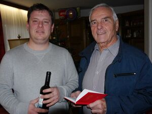 Kai Schmidt (li) ist ab sofort Mitglied der SPD. Ortsvorsteher Walter Frank freut sich und überreicht das Mitgliedsbuch