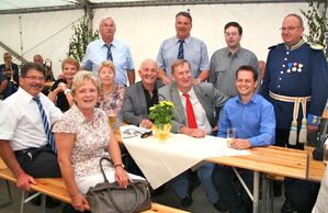 Im Kreis der Weilburger SPD: Bürgergarde-Hauptmann Schönwetter, Europa-Abgeordneter Udo Bullmann und Tobias Eckert.