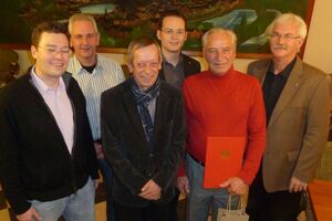 Prominente Gratulanten gab es für Peter Köhler (mit rotem Pullover und Urkunde).
