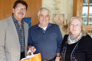 Einen herzlichen Glückwunsch und strahlende Gesichter. Von links: Bruno Götz und Norbert Lewalter mit Ehefrau Ute