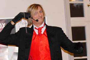 Der Zauberer Massimo begeisterte im Komödienbau in Weilburg