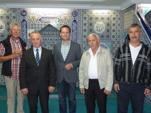 Tobias Eckert (Mitte) und Idris Ercin (2. von li.), Vorsitzender der Türkisch-Islamischen Gemeinde (mehr Infos am Ende)