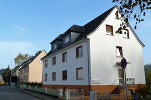 Weilburg - Mozartstraße. Hier stehen größere Wohngebäude mit Mietwohnungen.