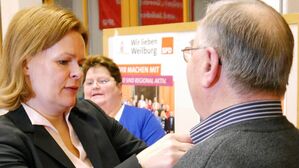 Nancy Faeser ist in Weilburg gut bekannt. 2016 hat sie Richard Grün (Ahausen) mit der goldenen Ehrennadel ausgezeichnet.