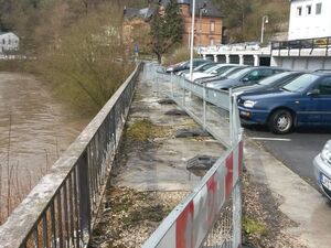 Das Parkdeck am Odersbacher Weg in Weilburg wartet seit über zehn Jahren auf eine Sanierung, weil Geld fehlt.