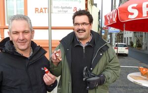 Rot macht glücklich –Bürgermeister Hans Peter Schick freut sich über das kleine SPD-Geschenk