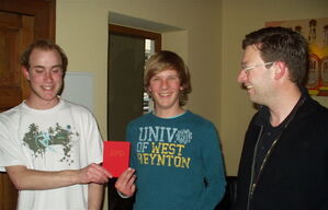 Malte Tielesch (m) tritt mit 14 Jahren in die SPD ein. Es gratulieren Jochen Emmerich (l) und Christian Radkovsky (r).