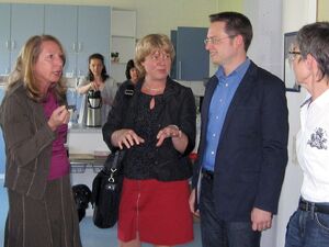 Im Gespräch: Schulleiterin Susanne Siegmund, die MdLs Heike Habermann und Tobias Eckert und Sozialpädagogin Frau Bauer