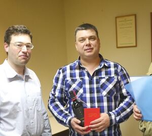 Heiko Rabs ist jetzt Mitglied der SPD. Es gratuliert Christian Radkovsky (li)