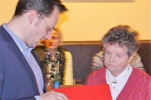 Irmgard Litzinger erhält von Tobias Eckert eine Urkunde und die silberne Ehrennadel der SPD für das langjährige Wirken.