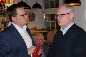 Tobias Eckert (li) ehrt Norbert Dieth für 50jährige Mitgliedschaft. Im Hintergrund ist Herbert Offenbach.