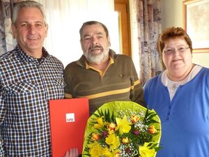 Lob, Ehre und Anerkennung für Wilfried Störkel (Mitte) gab es von Karl-Peter Wirth (li) und Monika Orgel (re)