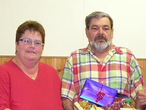 Wilfried Störkel (re) bei einer Ehrung durch die SPD-Vorsitzende Monika Orgel