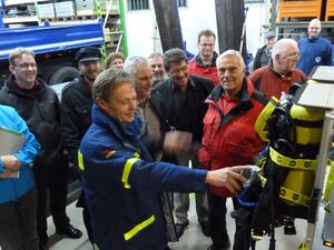 Ortsbeauftragter Armin Theis(vorne li.) erläutert die Arbeit mit aufwändigen technischen Geräten