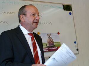 MdL Wolfgang Deckert erläutert in Waldhausen die SPD-Vorstellungen zur Sozialpolitik