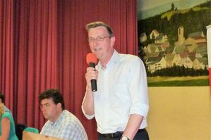 MdB Martin Rabanus präsentiert den Delegierten der SPD in Ahlbach eine stolze Leistungsbilanz