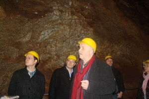 Udo Bullmann bei seinem Besuch in Weilburg 2011 - damals ging es in der Kubacher Kristallhöhle unter Tage.