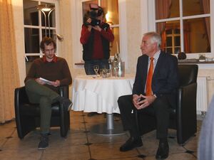 Gekonnt und professionell gestaltete Christian Spiegelberg (li) die Talkrunde mit Walter Frank (re)