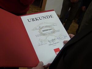 Eine Urkunde mit Unterschrift von Sigmar Gabriel gab es für Simone Löw und vier weitere Mitglieder (Foto Weilburg-TV)